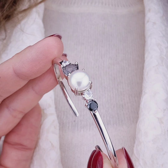 Pearl bangle, pearl bracelet, Perlen Armreif, Silber Armreif, Schmuck Schweiz, Grey pearl bracelet, black pearl bracelet, white pearl bracelet, elegant jewelry shop, swiss jewelry shop, Edelstein Schmuck Schweiz, Silver Bangle, Silver bracelet, Armreif, Bangle