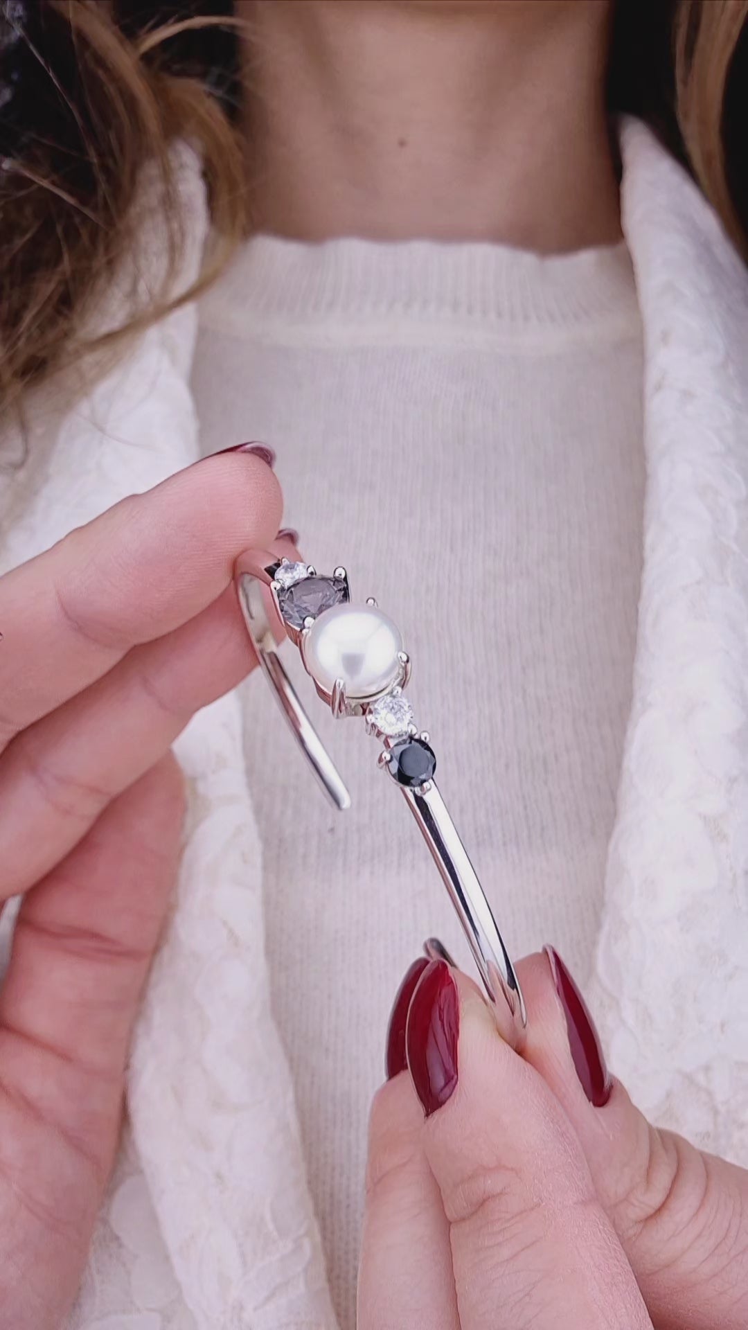 Pearl bangle, pearl bracelet, Perlen Armreif, Silber Armreif, Schmuck Schweiz, Grey pearl bracelet, black pearl bracelet, white pearl bracelet, elegant jewelry shop, swiss jewelry shop, Edelstein Schmuck Schweiz, Silver Bangle, Silver bracelet, Armreif, Bangle