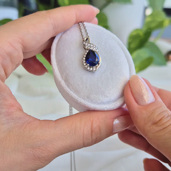 Saphir Halskette, Saphir Kette, Sapphire Necklace, Königsblauer Saphir, Royal Blue Sapphire, Silber Kette mit Saphir Anhänger, Edelstein Kette, sapphire pendant necklace, Blaue Saphir Kette, blau Saphir Halskette, Halskette, necklace, collier, collana, schmuck, jewelry, jewellery, gioielli, bijoux, something blue necklace, etwas blaues, qualcosa di blu, quelque chose de bleu