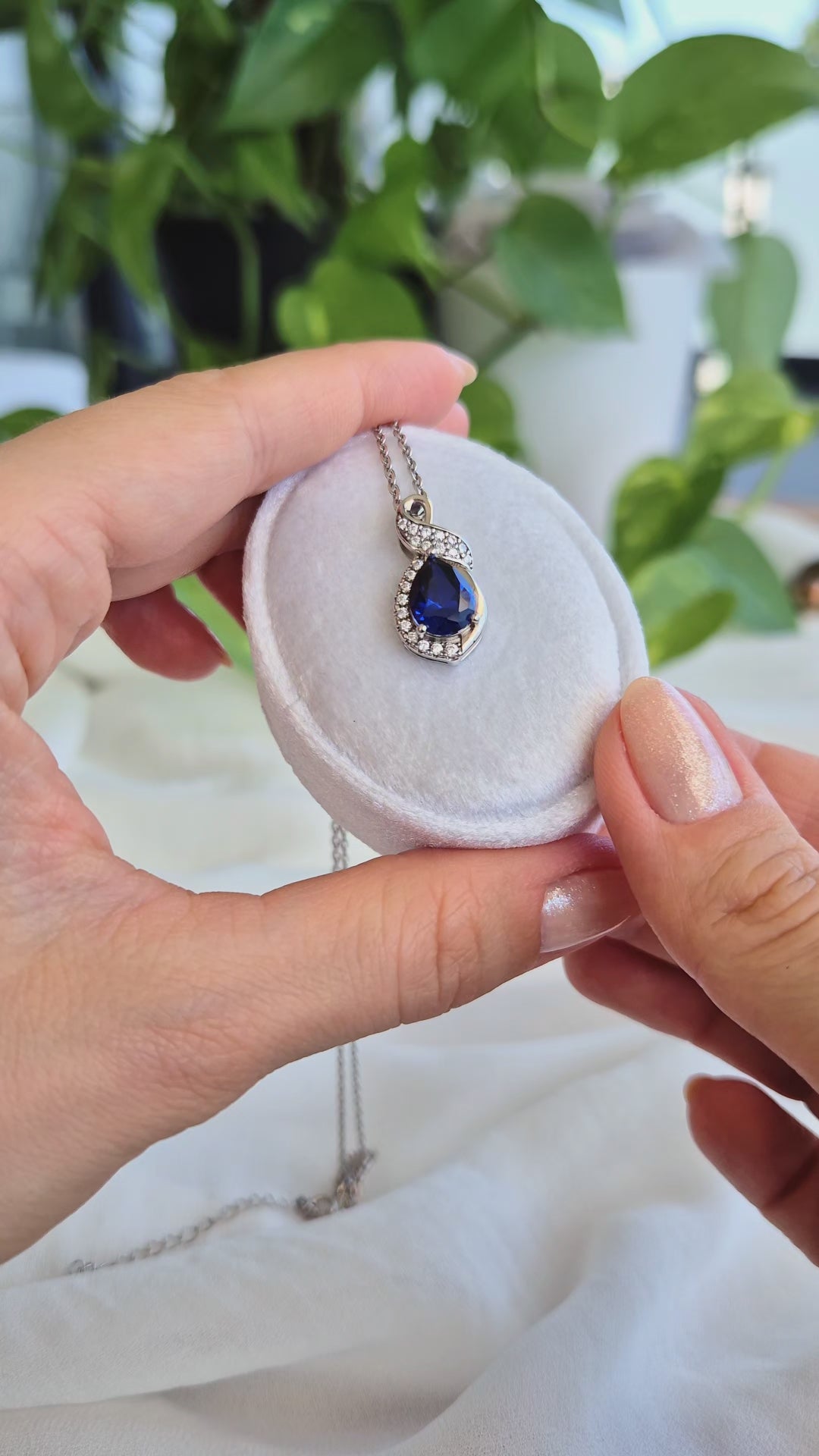 Saphir Halskette, Saphir Kette, Sapphire Necklace, Königsblauer Saphir, Royal Blue Sapphire, Silber Kette mit Saphir Anhänger, Edelstein Kette, sapphire pendant necklace, Blaue Saphir Kette, blau Saphir Halskette, Halskette, necklace, collier, collana, schmuck, jewelry, jewellery, gioielli, bijoux, something blue necklace, etwas blaues, qualcosa di blu, quelque chose de bleu