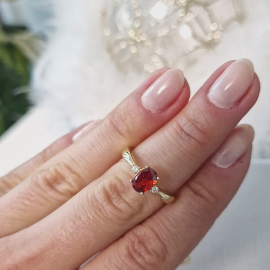 Roter Granat Ring, red garnet Ring, roter Ring, gold Ring, Damenring, Fingerring, goldener Ring, Granat Ring, Garnet Ring, ring for women, ring gift, ring jewelry, red ring, red stone ring, eleganter roter Granat Ring mit ovalem geschliffenen Stein in Krappenfassung mit weissen Zirkon Steinchen vergoldet