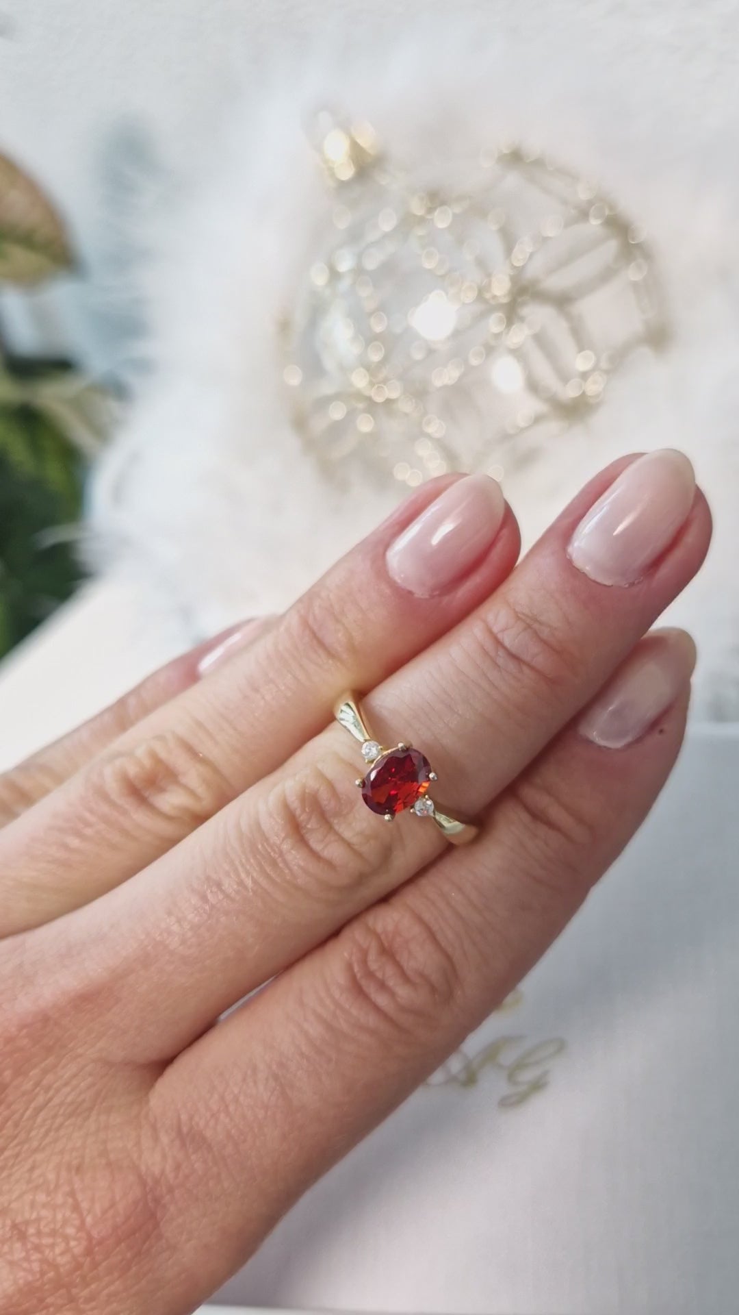 Roter Granat Ring, red garnet Ring, roter Ring, gold Ring, Damenring, Fingerring, goldener Ring, Granat Ring, Garnet Ring, ring for women, ring gift, ring jewelry, red ring, red stone ring, eleganter roter Granat Ring mit ovalem geschliffenen Stein in Krappenfassung mit weissen Zirkon Steinchen vergoldet