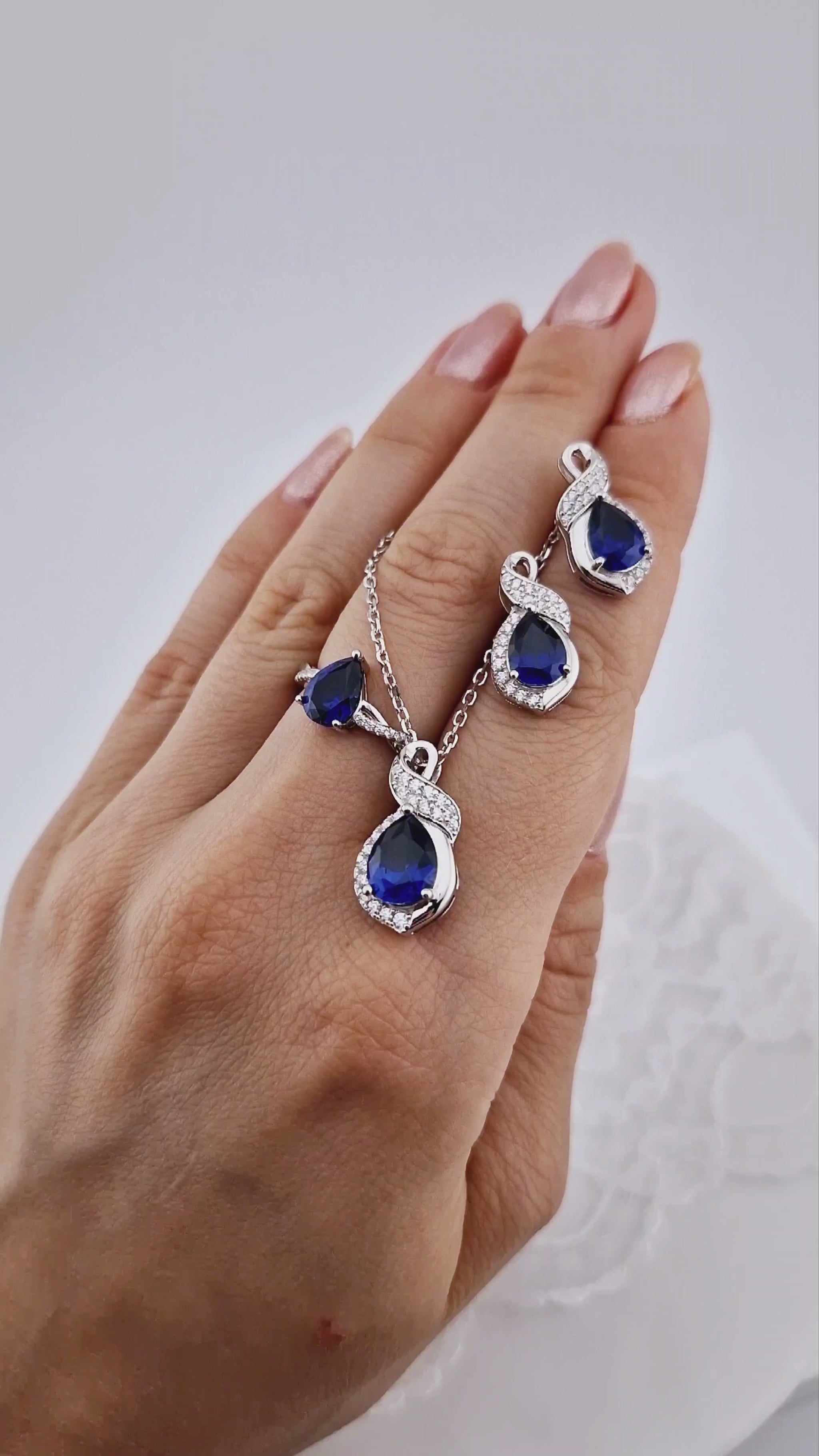 Blauer Saphir Schmuckset, Royal Blue Sapphire Jewelry Set, blue sapphire jewelry set, Blau Saphir Schmuck set, Saphir Schmuckset, Saphir Schmuck, Saphir Ohrringe, Saphir Ohrstecker, Saphir Ring, Saphir Halskette, Saphir Kette, Blue Sapphire Jewelry, Sapphire Ring, Sapphire earrings, Spaphie necklace, blue sapphire ring blue sapphire earrings, blue sapphire necklace, silver jewelrs set, Silber Schmuckset