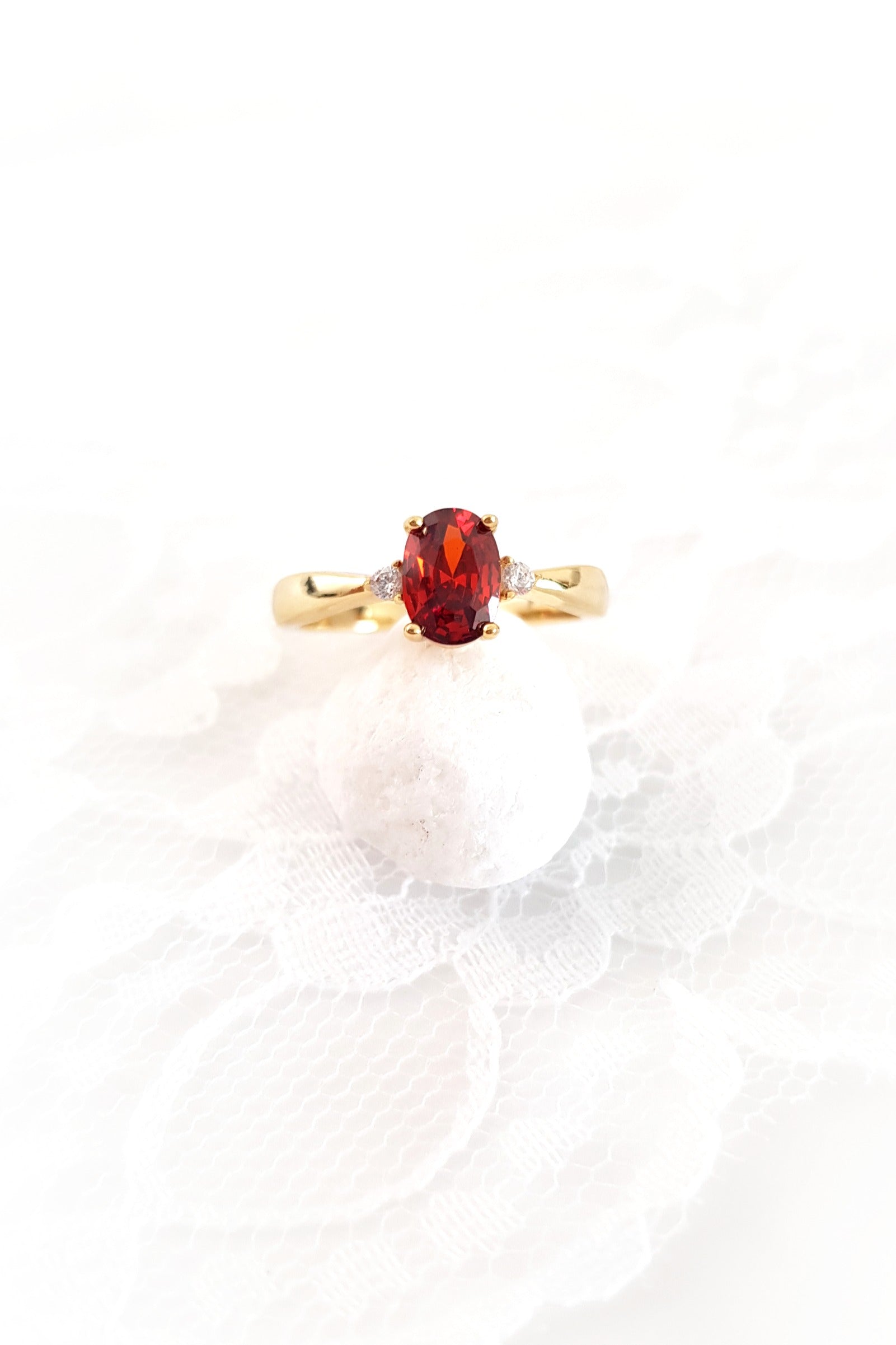 Roter Granat Ring, red garnet Ring, roter Ring, gold Ring, Damenring, Fingerring, goldener Ring, Granat Ring, Garnet Ring, ring for women, ring gift, ring jewelry, red ring, red stone ring, eleganter roter Granat Ring mit ovalem geschliffenen Stein in Krappenfassung mit weissen Zirkon Steinchen vergoldet