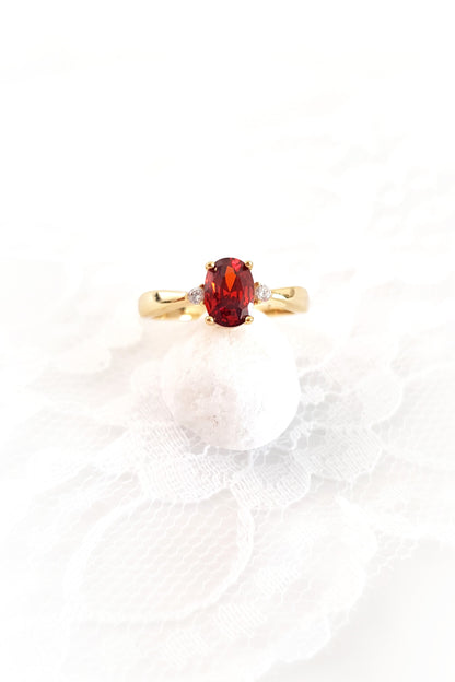 Roter Granat Ring, red garnet Ring, roter Ring, gold Ring, Damenring, Fingerring, goldener Ring, Granat Ring, Garnet Ring, ring for women, ring gift, ring jewelry, red ring, red stone ring, eleganter roter Granat Ring mit ovalem geschliffenen Stein in Krappenfassung mit weissen Zirkon Steinchen vergoldet