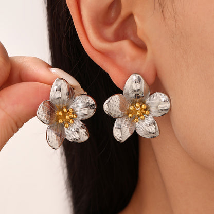 Blumen Ohrringe, flower earrings, boucles d'oreilles, orecchini, Silber Ohrringe im Blumendesign auf weissem Hintergrund